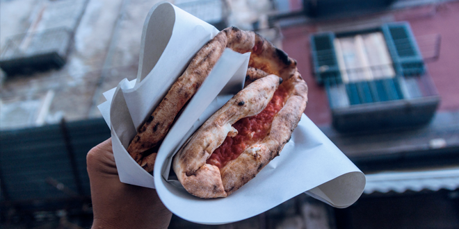 Pizza a portafogli Typical Neapolitan pizza
